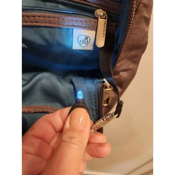 Travelon Exclusive Edition RFID-Blocking Adjustable Crossbody Shoulder Bag - Picture 7 of 11